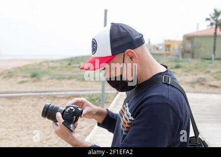 Hübscher junger Fotografen auf farbigen Hintergrund Stockfoto