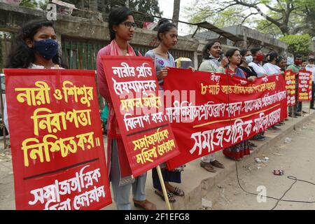 Dhaka, Bangladesch. März 2021, 08th. Frauen aus Bangladesch nehmen an einer Kundgebung zum Internationalen Frauentag in Dhaka, Bangladesch, am 8. März 2021 Teil. Der Internationale Frauentag ist ein globaler Tag, der jedes Jahr am 8. März begangen wird und die sozialen und politischen Errungenschaften der Frauen feiert. Kredit: Abaca Presse/Alamy Live Nachrichten Stockfoto