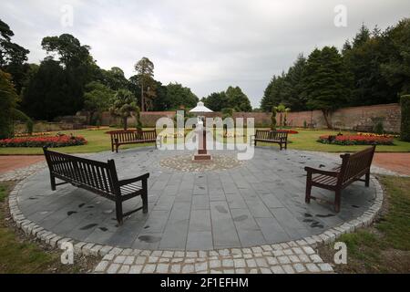 Belleisle Park , Ayr, Ayrshire, Schottland, Großbritannien. Sonnenuhr im ummauerten Garten Stockfoto