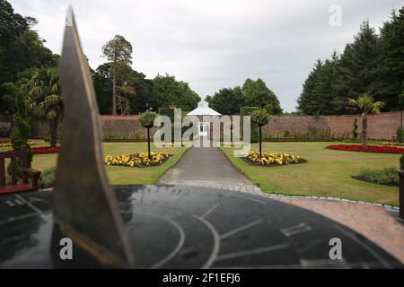 Belleisle Park , Ayr, Ayrshire, Schottland, Großbritannien. Sonnenuhr im ummauerten Garten Stockfoto