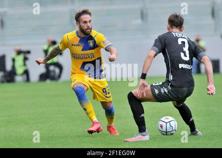 Aleksa Terzic Spieler von Empoli und Francesco Zampano Spieler von Frosinone, während des ersten Spiels der italienischen Serie B Fußball-Meisterschaft zwischen Stockfoto