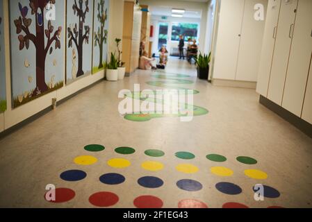 Buntes Spiel für Kinder auf dem Boden in der Schule Flur Stockfoto