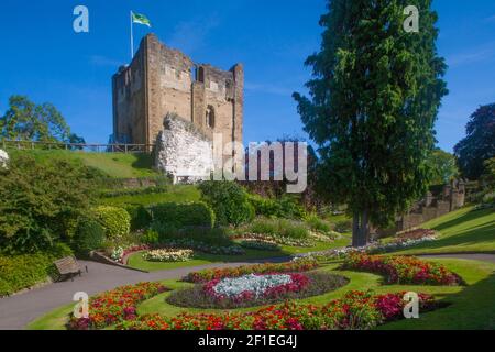 Guildford Castle & Grounds im Sommer mit bunten Blumenbeeten. Die Burg wurde von einem der Barone von Wilhelm dem Eroberer und buil gegründet Stockfoto