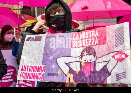 Rom, Italien. März 2021, 08th. Non una di meno Bewegung Flash Mob vor dem Ministerium für Wirtschaft während des internationalen Frauentages gegen Gewalt und Diskriminierung Kredit: LSF Foto/Alamy Live News Stockfoto