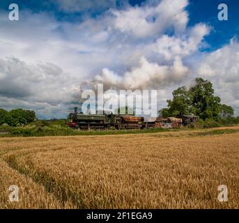 GWR Panniertank 6412 mit einem kurzen Ballastzug an Die Chinnor & Princess Risborough Railway Stockfoto