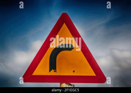 Straße Signal Aufmerksamkeit der Kurve in den Himmel Stockfoto