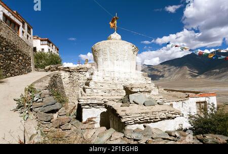 Stupas mit schönen Wolken in Karsha gompa - buddhistisches Kloster Im Zanskar-Tal - Ladakh - Jammu und Kaschmir - Indien Stockfoto