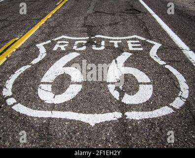 Lange Straße mit einem Schild der Route 66 Stockfoto