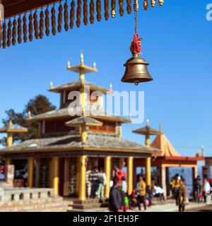 Bronzeglocke in Surkanda Devi Mandir Hindu Tempel, Mussoorie Straße, Uttarakhand, Indien Stockfoto