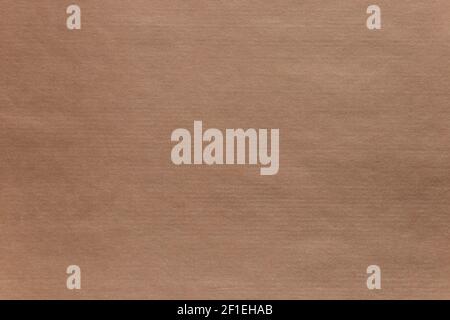 Braun getönte Papiertextur Nahaufnahme. Horizontal gerafftes Blatt. Stockfoto