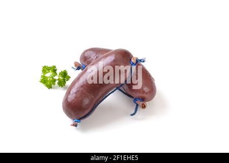 Zwei frische bayerische Schwarzpudding-Würste, wie sie für herzhafte Fleischplatten verwendet werden, auf weißem Hintergrund Stockfoto