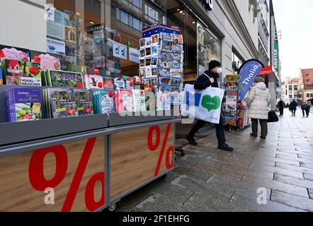 Leipzig, Deutschland. März 2021, 08th. Kunden besuchen eine Buchhandlung im Zentrum von Leipzig. Ab diesem Montag können Buchhandlungen unter bestimmten Bedingungen wieder geöffnet werden. Quelle: Hendrik Schmidt/dpa-Zentralbild/ZB/dpa/Alamy Live News Stockfoto