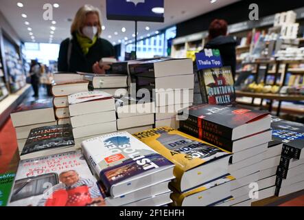 Leipzig, Deutschland. März 2021, 08th. Kunden besuchen eine Buchhandlung in Leipzig. Ab diesem Montag können Buchhandlungen unter bestimmten Bedingungen wieder geöffnet werden. Quelle: Hendrik Schmidt/dpa-Zentralbild/ZB/dpa/Alamy Live News Stockfoto