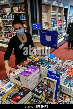 Leipzig, Deutschland. März 2021, 08th. Ein Mitarbeiter der Buchhandlung Thalia in der Leipziger Innenstadt steht morgens in einer Filiale, die nach wochenlanger Sperrung wieder für ihre Kunden geöffnet hat. Ab diesem Montag können Buchhandlungen unter bestimmten Bedingungen wieder geöffnet werden. Quelle: Hendrik Schmidt/dpa-Zentralbild/dpa/Alamy Live News Stockfoto