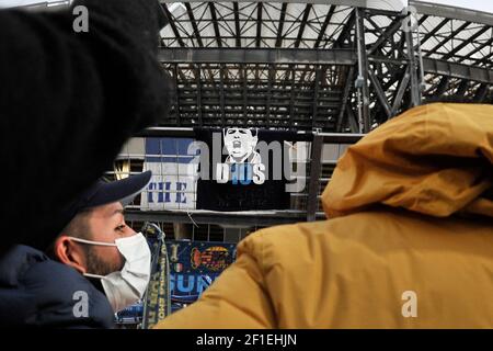 Napoli-Fans erinnern sich an Diego Armando Maradona vor dem San Paolo-Stadion. Italien, 26. November 2020. Stockfoto