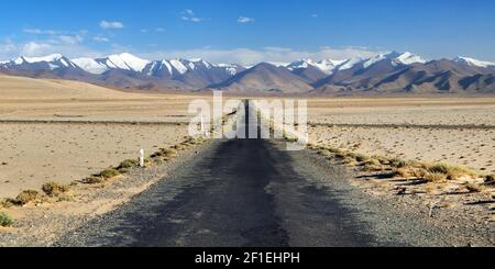 Pamir Autobahn oder pamirskij trakt in der Nähe von Karakul Dorf und See. Landschaft um Pamir Autobahn M41 internationale Straße, Pamir Berge in Tadschikistan Stockfoto