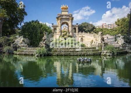 Brunnenspiegelung im Parc de la Ciutadella, Barcelona, Spanien Stockfoto