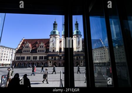 Leipzig, Deutschland. März 2021, 08th. Zahlreiche Passanten sind nach einer einwöchigen Korona-induzierten Sperre in der Leipziger Innenstadt auf und ab. Viele Händler bieten mit "Click & Meet" ein neues Konzept an, das ab sofort das Einkaufen mit einem Termin ermöglicht. Quelle: Hendrik Schmidt/dpa-Zentralbild/ZB/dpa/Alamy Live News Stockfoto