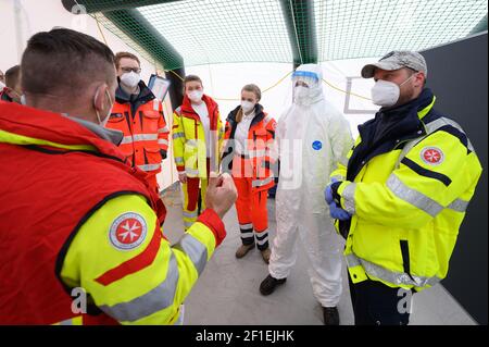 Dresden, Deutschland. März 2021, 08th. Mitarbeiter der Johanniter-Unfall-Hilfe bereiten sich in einem Zelt auf dem Messegelände auf den Start eines schnellen Antigen-Tests auf das Coronavirus vor. Ab sofort können sich Dresdner einmal pro Woche kostenlos testen lassen. Quelle: Sebastian Kahnert/dpa-Zentralbild/dpa/Alamy Live News Stockfoto