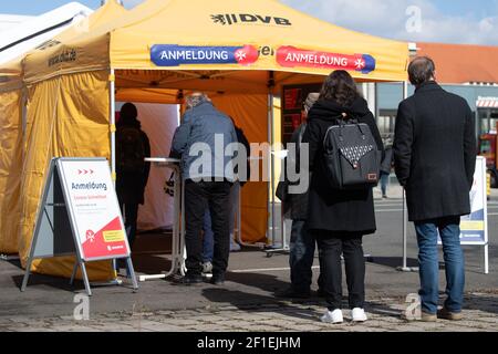 Dresden, Deutschland. März 2021, 08th. Passanten warten auf dem Messegelände vor einem Testzentrum auf den Start eines schnellen Antigen-Tests auf das Coronavirus. Ab sofort können Dresdner einmal pro Woche kostenlos getestet werden. Quelle: Sebastian Kahnert/dpa-Zentralbild/dpa/Alamy Live News Stockfoto