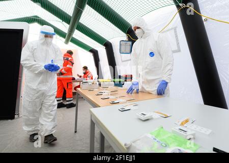 Dresden, Deutschland. März 2021, 08th. Mitarbeiter der Johanniter-Unfall-Hilfe bereiten sich in einem Zelt auf dem Messegelände auf den Start eines schnellen Antigen-Tests auf das Coronavirus vor. Ab sofort können sich Dresdner einmal pro Woche kostenlos testen lassen. Quelle: Sebastian Kahnert/dpa-Zentralbild/dpa/Alamy Live News Stockfoto