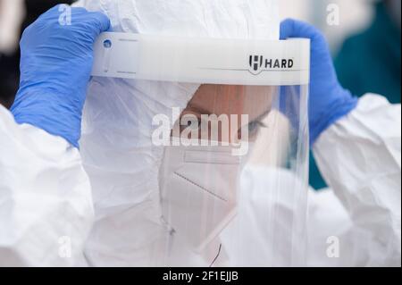 Dresden, Deutschland. März 2021, 08th. Ein Mitarbeiter der Johanniter-Unfall-Hilfe bereitet sich in einem Zelt auf dem Messegelände auf den Beginn eines schnellen Antigen-Tests auf das Coronavirus vor. Ab sofort können sich Dresdner einmal pro Woche kostenlos testen lassen. Quelle: Sebastian Kahnert/dpa-Zentralbild/dpa/Alamy Live News Stockfoto