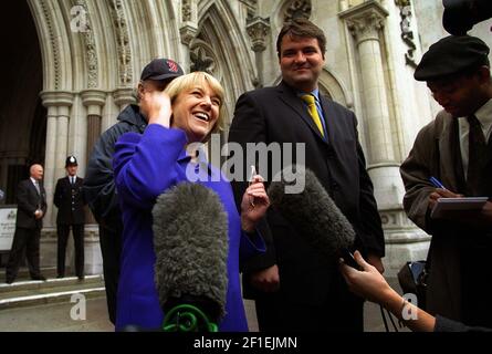 Dianne Thompson September 2000 Anwalt Camelot feiert ihren Sieg Über die Lottery Commision vor dem High Court in London Stockfoto