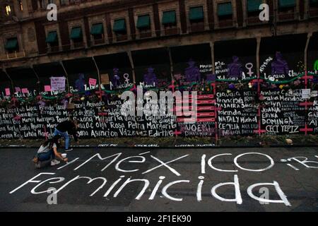 Mexiko-Stadt, Mexiko. März 2021, 07th. Eine Frau, nimmt an einer Performance feministischer Gruppen Teil, um Namen von Opfern von Frauenmorden zu schreiben und Blumen aus Protest gegen Geschlechtergewalt zu platzieren, im Rahmen der Proteste des Internationalen Frauentags im Nationalpalast am 7. März 2021 in Mexiko-Stadt, Mexiko (Foto: Eyepix/Sipa USA) Quelle: SIPA USA/Alamy Live News Stockfoto