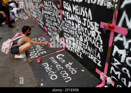 Mexiko-Stadt, Mexiko. März 2021, 07th. Eine Frau, nimmt an einer Performance feministischer Gruppen Teil, um Namen von Opfern von Frauenmorden zu schreiben und Blumen aus Protest gegen Geschlechtergewalt zu platzieren, im Rahmen der Proteste des Internationalen Frauentags im Nationalpalast am 7. März 2021 in Mexiko-Stadt, Mexiko (Foto: Eyepix/Sipa USA) Quelle: SIPA USA/Alamy Live News Stockfoto