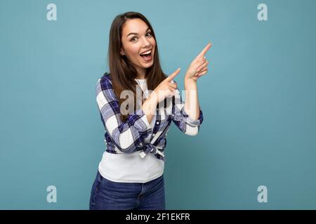 Nahaufnahme Foto von ziemlich erstaunt junge Frau zeigt Finger Oben auf Copyspace präsentiert unglaubliche Werbung Promo mit beeindruckt Scream Wow omg Stockfoto