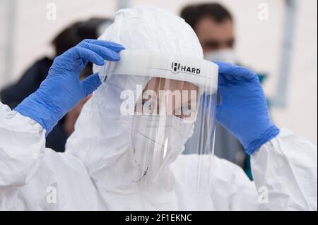 Dresden, Deutschland. März 2021, 08th. Ein Mitarbeiter der Johanniter-Unfall-Hilfe bereitet sich in einem Zelt auf dem Messegelände auf den Beginn eines schnellen Antigen-Tests auf das Coronavirus vor. Ab sofort können sich Dresdner einmal pro Woche kostenlos testen lassen. Quelle: Sebastian Kahnert/dpa-Zentralbild/dpa/Alamy Live News Stockfoto
