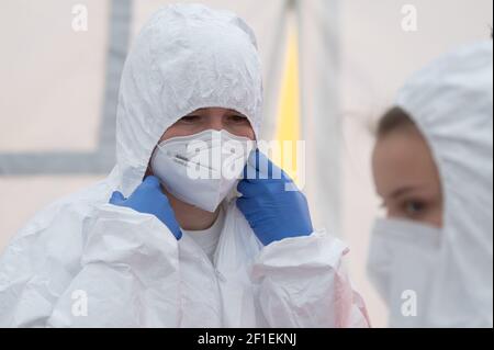 Dresden, Deutschland. März 2021, 08th. Mitarbeiter der Johanniter-Unfall-Hilfe bereiten sich in einem Zelt auf dem Messegelände auf den Start eines schnellen Antigen-Tests auf das Coronavirus vor. Ab sofort können Dresdner einmal pro Woche kostenlos getestet werden. Quelle: Sebastian Kahnert/dpa-Zentralbild/dpa/Alamy Live News Stockfoto