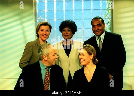 FOTOCALL FÜR DIE MODERATOREN DER NEUEN BBC MORNING SHOW MIT DEM TITEL 'BREAKFAST', DIE 'BREAKFAST NEWS' ERSETZEN WIRD. FOTOS VOM SET.JEREMY BOWEN UND SOPHIE RAWORTH (VORNE) PRÄSENTIEREN DIE SHOW VON MONTAG BIS DONNERSTAG. HINTEN LINKS IST SARAH MONTAGUE, DIE DIE SHOW MIT DARREN JORDAN (HINTEN RECHTS) AM FREITAG UND AM WOCHENENDE PRÄSENTIEREN WIRD. IM ZENTRUM STEHT MOIRA STUART, DER DIE MELDUNGEN 28.9.00 PIC:JOHN VOOS LESEN WIRD Stockfoto