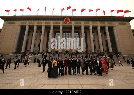 Peking, China. März 2021, 08th. Chinesische Delegierte posieren für Fotos nach dem Abschluss der vierten Sitzung des Nationalen Volkskongresses 13th, der am Montag, den 8. März 2021, in der Großen Halle des Volkes in Peking stattfand. China wird die Gesetzgebung beschleunigen, die darauf abzielt, ausländischen Sanktionen entgegenzuwirken, und die "langarmige Rechtsprechung", die in erster Linie auf die Anwendung von Sanktionen gegen China durch die USA für ihre Politik abzielt, so der jährliche Arbeitsbericht auf der Parlamentssitzung. Foto von Stephen Shaver/UPI Kredit: UPI/Alamy Live Nachrichten Stockfoto