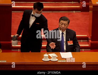 Peking, China. März 2021, 08th. Der chinesische Präsident Xi Jinping lässt seinen Tee nachfüllen, während er an der 4. Sitzung des Nationalen Volkskongresses 13th (NPC) teilnahm, der am Montag, dem 8. März 2021, in der Großen Halle des Volkes in Peking stattfand. China wird die Gesetzgebung beschleunigen, die darauf abzielt, ausländischen Sanktionen entgegenzuwirken, und die "langarmige Rechtsprechung", die in erster Linie auf die Anwendung von Sanktionen gegen China durch die USA für ihre Politik abzielt, so der jährliche Arbeitsbericht auf der Parlamentssitzung. Foto von Stephen Shaver/UPI Kredit: UPI/Alamy Live Nachrichten Stockfoto