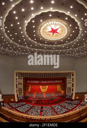 Peking, China. März 2021, 08th. Chinesische Führer und Delegierte nehmen an der vierten Sitzung des Nationalen Volkskongresses 13th Teil, der am Montag, den 8. März 2021, in der Großen Halle des Volkes in Peking stattfand. China wird die Gesetzgebung beschleunigen, die darauf abzielt, ausländischen Sanktionen entgegenzuwirken, und die "langarmige Rechtsprechung", die in erster Linie auf die Anwendung von Sanktionen gegen China durch die USA für ihre Politik abzielt, so der jährliche Arbeitsbericht auf der Parlamentssitzung. Foto von Stephen Shaver/UPI Kredit: UPI/Alamy Live Nachrichten Stockfoto