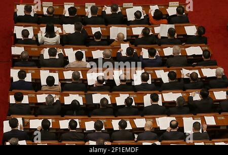 Peking, China. März 2021, 08th. Chinesische Delegierte nehmen an der vierten Sitzung des Nationalen Volkskongresses 13th Teil, der am Montag, den 8. März 2021, in der Großen Halle des Volkes in Peking stattfand. China wird die Gesetzgebung beschleunigen, die darauf abzielt, ausländischen Sanktionen entgegenzuwirken, und die "langarmige Rechtsprechung", die in erster Linie auf die Anwendung von Sanktionen gegen China durch die USA für ihre Politik abzielt, so der jährliche Arbeitsbericht auf der Parlamentssitzung. Foto von Stephen Shaver/UPI Kredit: UPI/Alamy Live Nachrichten Stockfoto