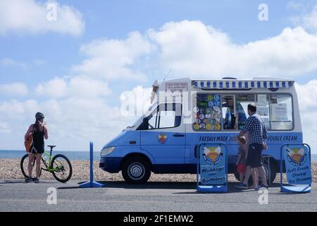 Tägliches Leben am Worthing Pier, West Sussex. Bildnachweis sollte lauten: Katie Collins/EMPICS/Alamy Stockfoto