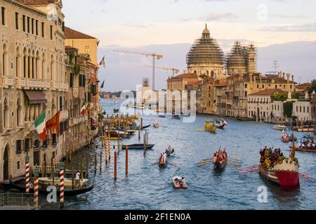 VENEDIG, ITALIEN - 07. SEPTEMBER 2008: Historische Schiffe eröffnen die Regata Storica, die jedes Jahr am ersten Sonntag im September stattfindet Stockfoto