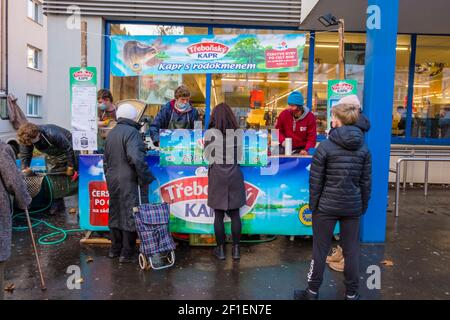 Verkaufsstand Karpfen vor Weihnachten, Zizkov, Prag, Tschechische Republik Stockfoto