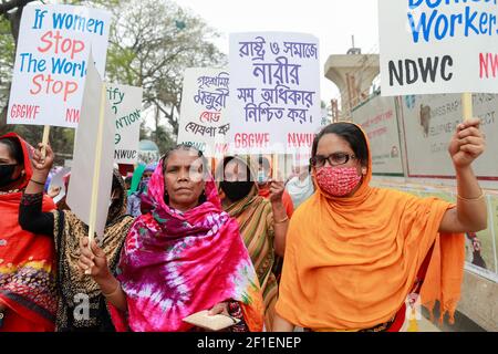 Dhaka, Bangladesch. März 2021, 8th. Frauen aus Bangladesch nehmen an einer Kundgebung zum Internationalen Frauentag in Dhaka, Bangladesch, am 8. März 2021 Teil. Der Internationale Frauentag ist ein globaler Tag, der jedes Jahr am 8. März begangen wird und die sozialen und politischen Errungenschaften der Frauen feiert. Quelle: Suvra Kanti das/ZUMA Wire/Alamy Live News Stockfoto