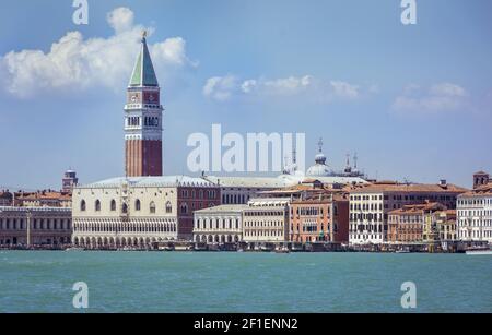 Berühmter San Marco Turm und Dogenpalast am Wasser in Venedig, Italien, Stockfoto