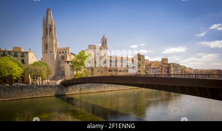 Sant Feliu Brücke und Sant Feliu Kirche in Girona, Katalonien, Spanien Stockfoto