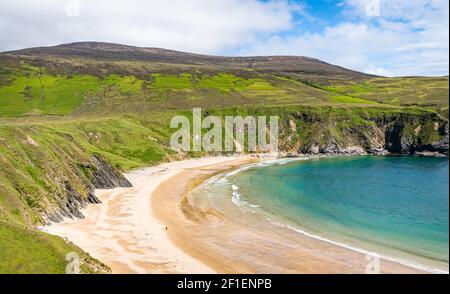 Klippen und Strand bei Malin Beg in der Grafschaft Donegal, Irland Stockfoto