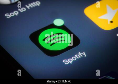 Bukarest, Rumänien - 13. Dezember 2020: Illustrative redaktionelle Nahaufnahme der Spotify Mobile App auf einem Smartphone-Bildschirm. Stockfoto