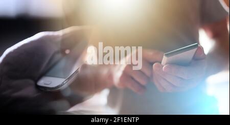 Mann steht mit seinem Smartphone; Mehrfachbelichtung Stockfoto