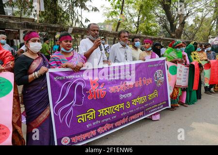 Dhaka, Bangladesch. März 2021, 8th. Frauen aus Bangladesch nehmen an einer Kundgebung zum Internationalen Frauentag in Dhaka, Bangladesch, am 8. März 2021 Teil. Der Internationale Frauentag ist ein globaler Tag, der jedes Jahr am 8. März begangen wird und die sozialen und politischen Errungenschaften der Frauen feiert. Quelle: Suvra Kanti das/ZUMA Wire/Alamy Live News Stockfoto