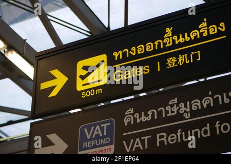 Bangkok, Thailand - Juli 13 2018: Gates Schild am Flughafen Suvarnabhumi Stockfoto