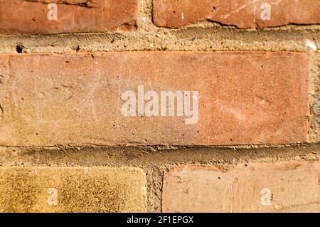 Mauer mit Mauerwerk unter dem alten zerstörten Ziegel von hellbeige. Weißer Mörser, Textur, Nahaufnahme. Stockfoto