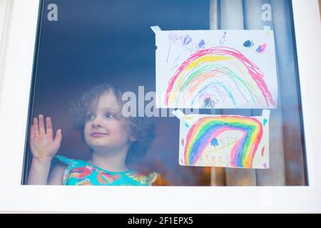 Die 4-jährige Lara Young aus Wimbledon ist eines von vielen Kindern in ganz Großbritannien, die als Reaktion auf den Ausbruch des Coronavirus ein Regenbogenbild in ihr Fenster gelegt hat. Bildnachweis sollte lauten: Katie Collins/EMPICS/Alamy Stockfoto